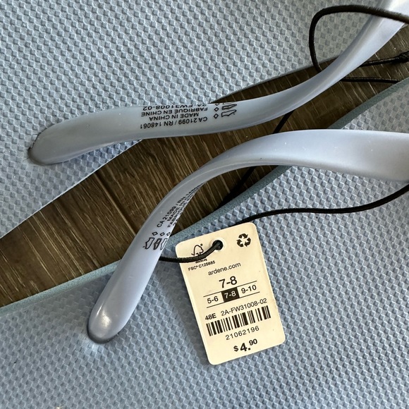 3/$5 NWT flip flops - Picture 4 of 4